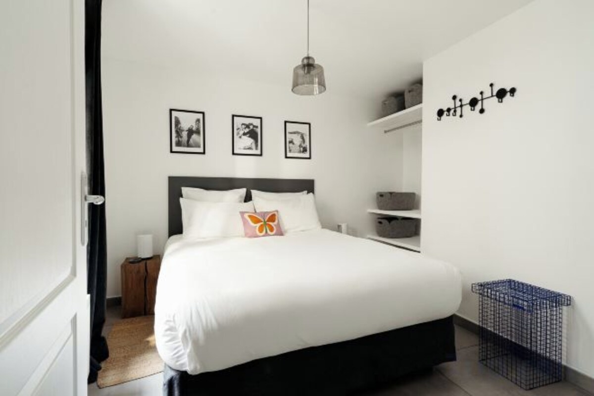 Premium bedding, desk, blackout drapes, soundproofing