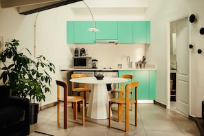 Loft, 1 slaapkamer | Woonruimte | Een 49-inch smart-tv met kabelzenders, een televisie en een iPod-dock