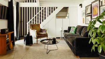 Loft, 1 habitación | Área de sala de estar | Smart TV de 49 pulgadas con canales por cable y televisión