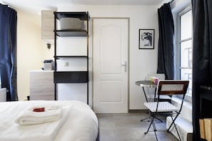 Studio, Terrasse | Wohnbereich | 49-Zoll-Smart-TV mit Kabelempfang, Fernseher, iPod-Dockingstation