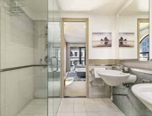 Dusche, Haartrockner, Handtücher