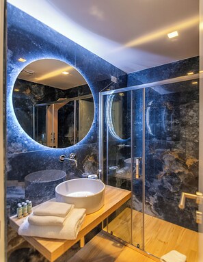 Studio dành cho gia đình, tầng trệt | Chăn bông, minibar, két bảo mật tại phòng, bàn ủi/dụng cụ ủi quần áo 