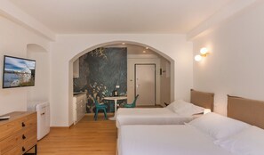 Familie studio suite, op benedenverdieping | Donzen dekbedden, een minibar, een kluis op de kamer