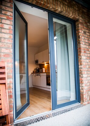 Apartment, Balkon (2) | Wohnbereich | 75-Zoll-Flachbildfernseher mit Satellitenempfang, Smart-TV, Kamin