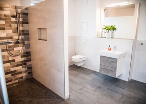 Apartment, Balkon (2) | Badezimmer | Komfortbadewanne, Haartrockner, Fußbodenheizung (Badezimmer), Handtücher