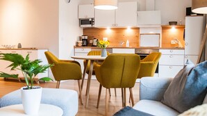 Apartamento, balcón (2) | Cocina privada | Frigorífico grande, microondas, horno y placa de cocina