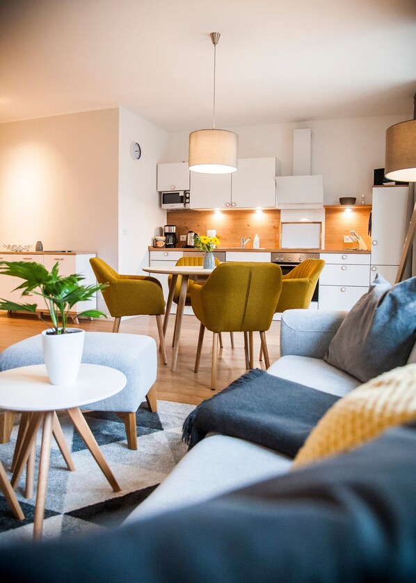 Appartement, balcon (2) | Cuisine privée | Grand réfrigérateur, micro-ondes, four, plaque de cuisson