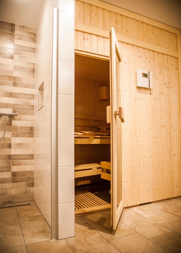 Apartment, Terrasse (6) | Badezimmer | Komfortbadewanne, Haartrockner, Fußbodenheizung (Badezimmer), Handtücher