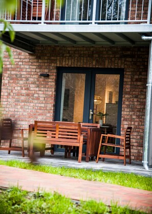 Apartment, Terrasse (5) | Wohnbereich | 75-Zoll-Flachbildfernseher mit Satellitenempfang, Smart-TV, Kamin