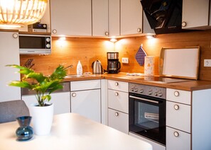 Appartement, terrasse (5) | Coin cuisine privé | Grand réfrigérateur, micro-ondes, four, plaque de cuisson