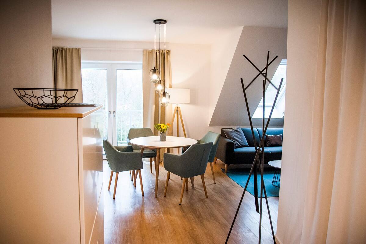 Apartamento, sacada (3) | Área de estar | TV de tela plana 75 polegadas com canais via satélite, smart TV, lareira