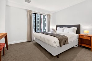 Room - Superking Bed in Stylish Apartment I Zodiak Stays (Auckland)