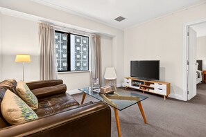 Living area - Superking Bed in Stylish Apartment I Zodiak Stays (Auckland)