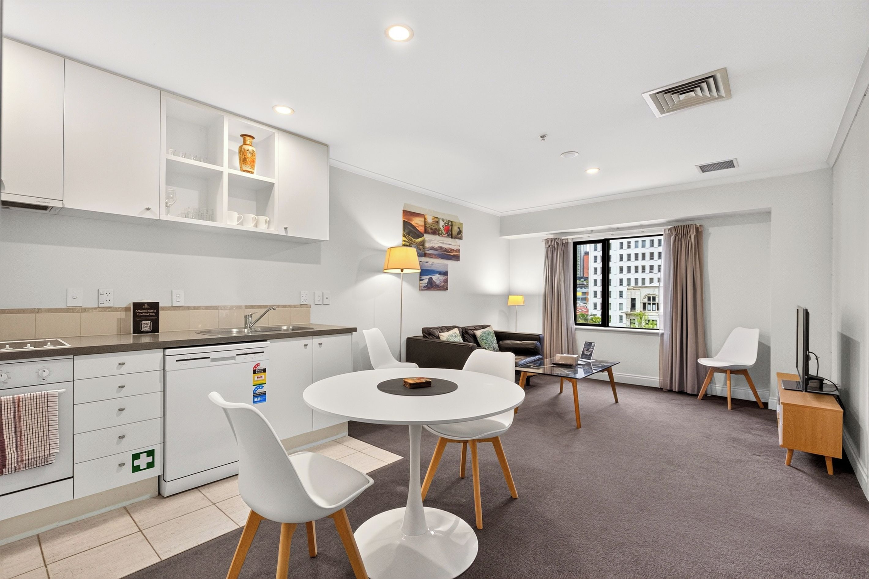 Un apartamento moderno con cocina, comedor y sala de estar.