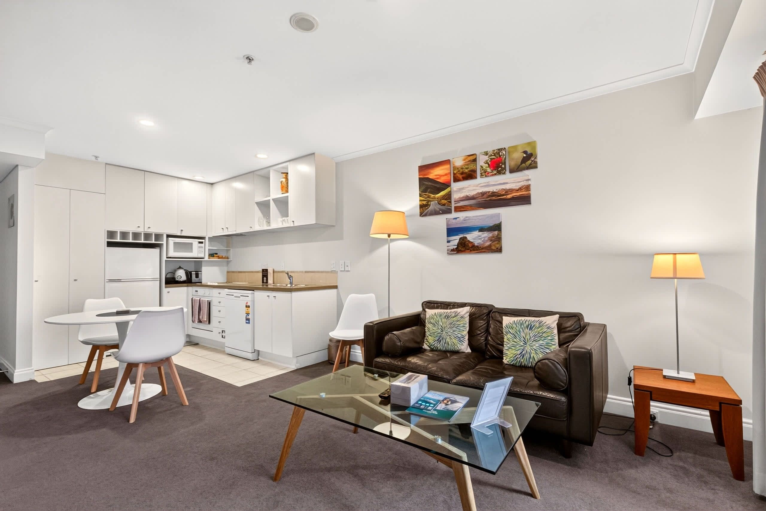 Un appartement moderne comprenant une cuisine, un coin repas et un salon.