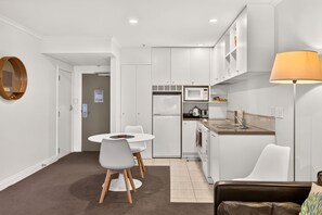 Private kitchen - Superking Bed in Stylish Apartment I Zodiak Stays (Auckland)