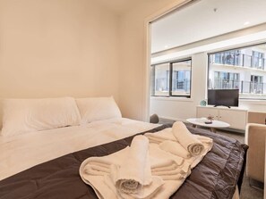 2 bedrooms, desk, iron/ironing board, WiFi