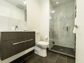 Dusche, kostenlose Toilettenartikel, Haartrockner, Handtücher