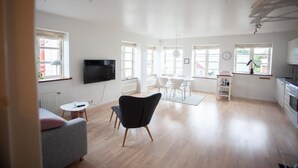 Leilighet, 1 soverom | Oppholdsrom | En 40-tommers Flatskjerm-TV med Parabol-TV