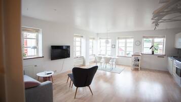 Apartment, 1 Bedroom | Living room | 40-inch flat-screen TV with satellite channels