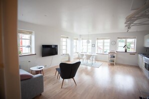 Appartement, 1 slaapkamer | Woonkamer | Een 40-inch flatscreentelevisie met satellietzenders