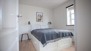 Leilighet, 1 soverom | 1 soverom, skrivebord, strykejern/-brett og barnesenger