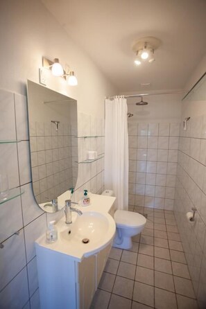 Apartamento, 1 habitación | Baño | Ducha, secador de pelo, suelo radiante y toallas