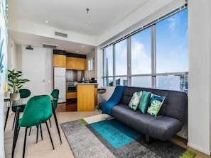 TV, offices - Lovely Apartment - Gym & Parking by Zodiak Stays (Auckland)