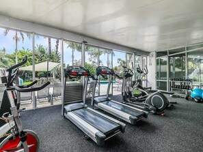 A gym with treadmills, stationary bikes, and exercise balls. - Lovely Apartment - Gym & Parking by Zodiak Stays (Auckland)