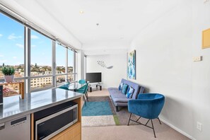 Ein modernes Apartment mit Küche, Essbereich und Wohnraum.