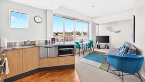 Un appartement moderne comprenant une cuisine, un coin repas et un salon.