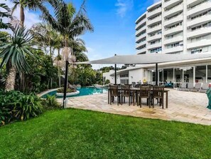 Outdoor dining - Lovely Apartment - Gym & Parking by Zodiak Stays (Auckland)