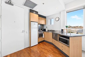 Wasserkocher mit Kaffee-/Teezubehör, Kühlschrank, Mikrowelle, Ofen