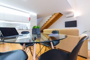 PA Deluxe | Living room