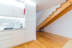 PA Deluxe | Private kitchen | Fridge, microwave, coffee/tea maker, toaster - ON Apartments – Palace – Free Parking (Porto)