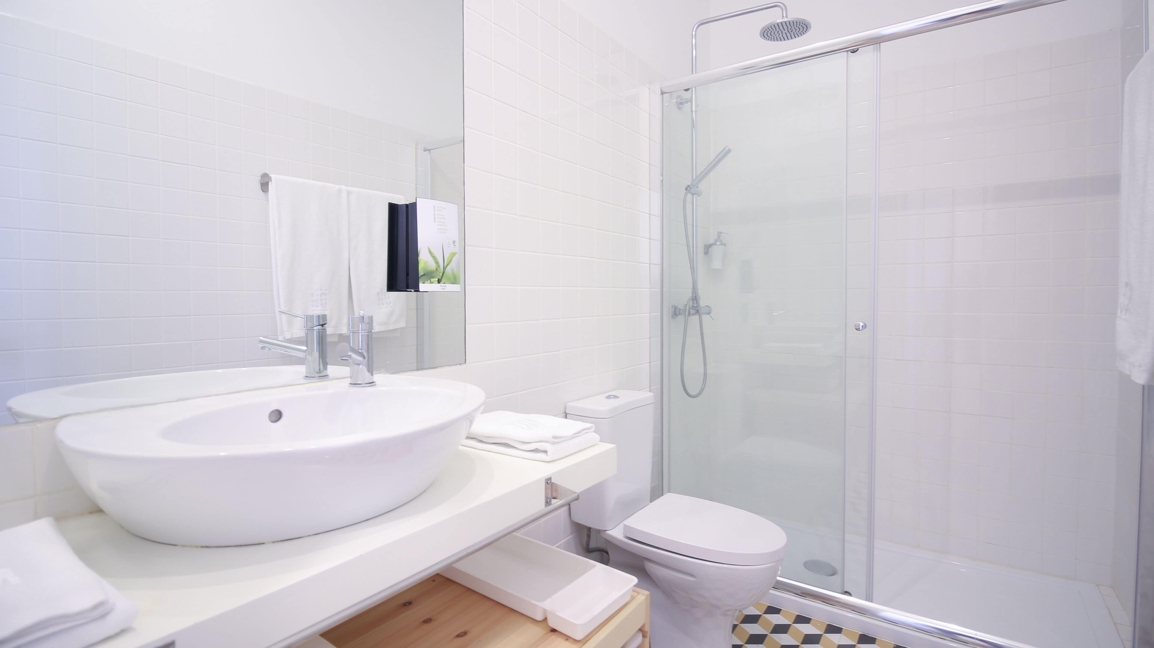 PA | Badezimmer | Dusche, kostenlose Toilettenartikel, Haartrockner, Handtücher