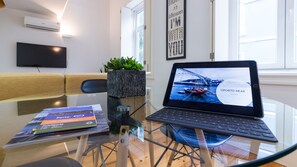 Deluxe Studio | Living area | Flat-screen TV - Oporto Near Palace (Porto)