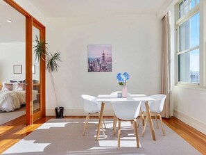 Dining - Beautiful and Spacious 1BR in CBD by Zodiak Stays (Auckland)