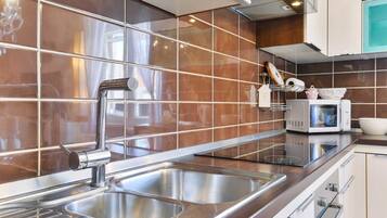 KĂŒhlschrank, Mikrowelle, Ofen, Herdplatte