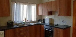 Basic House, 2 Bedrooms | Private kitchen | Fridge, microwave, oven, stovetop - Sion Cottage (Strabane)