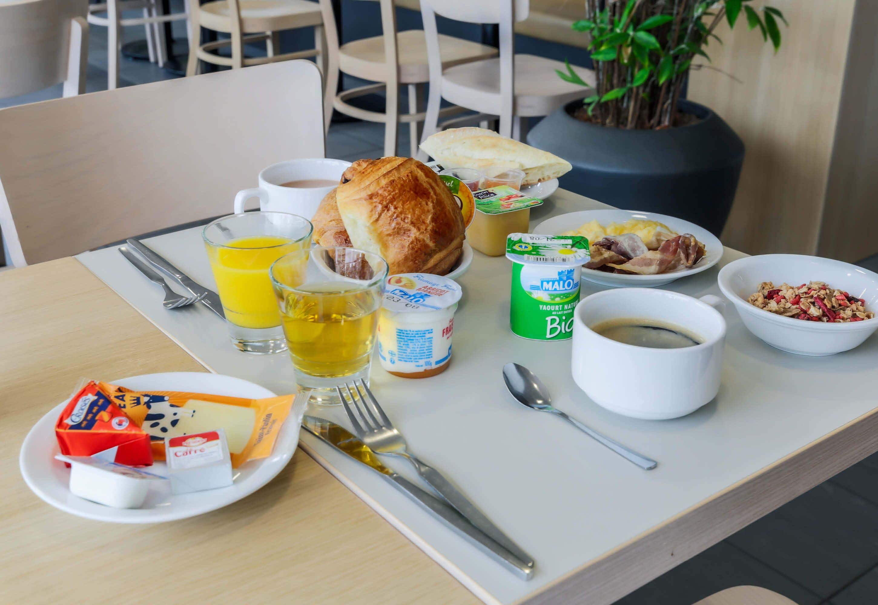 daily buffet breakfast for a fee