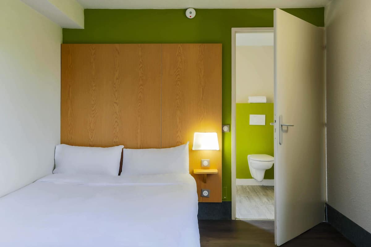 Habitación doble, acceso para personas con movilidad reducida | Escritorio, insonorización, wifi gratis y ropa de cama