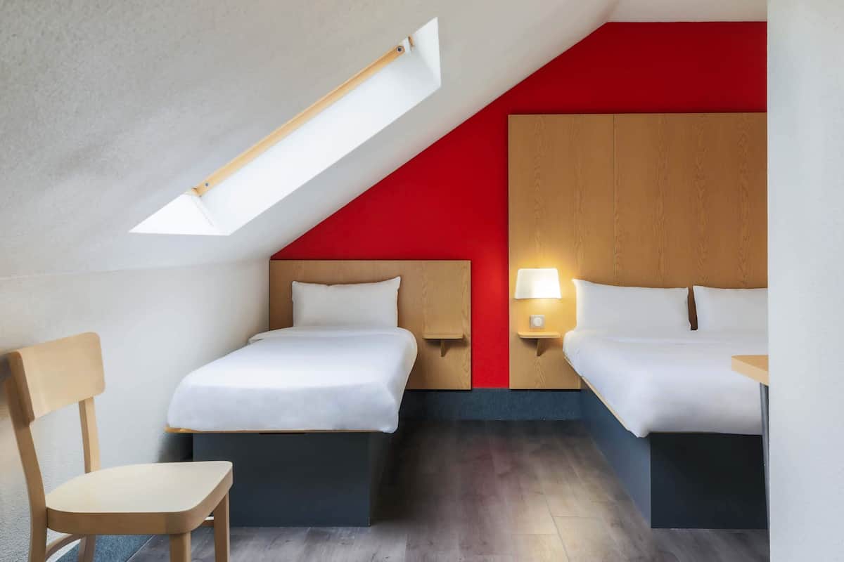 quadruple room | 1 bedroom, desk, soundproofing, free wifi