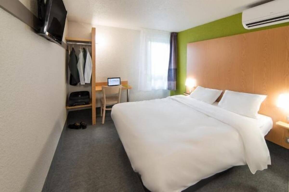 Escritorio, sistema de insonorización, wifi gratis y ropa de cama