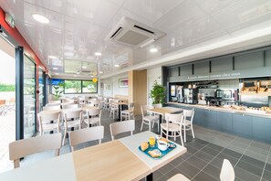 Tägliches Frühstücksbuffet gegen Gebühr