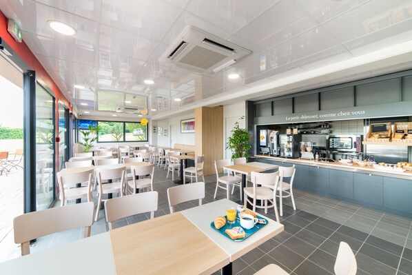 Desayuno buffet todos los días (con cargo) 