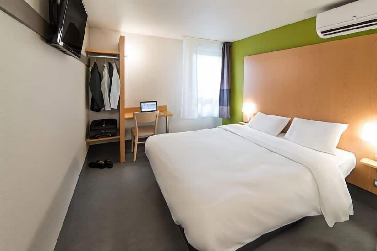 Escritorio, insonorización, wifi gratis y ropa de cama