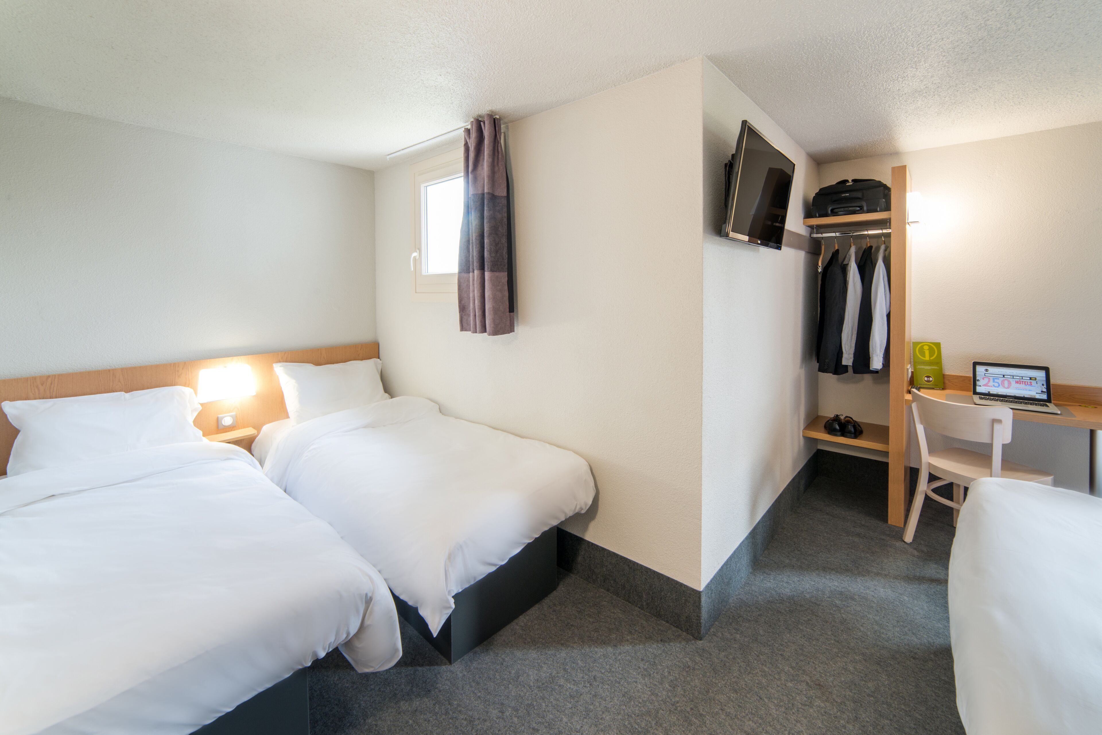 quadruple room | 1 bedroom, desk, soundproofing, free wifi