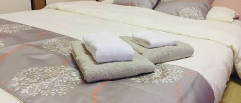 4 عدّة غرف نوم ومكواة/لوح كي وواي فاي مجانًا وملاءات أسرّة