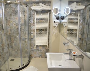 Shower, free toiletries, hair dryer, towels - Hotel Europolis (Tulcea)
